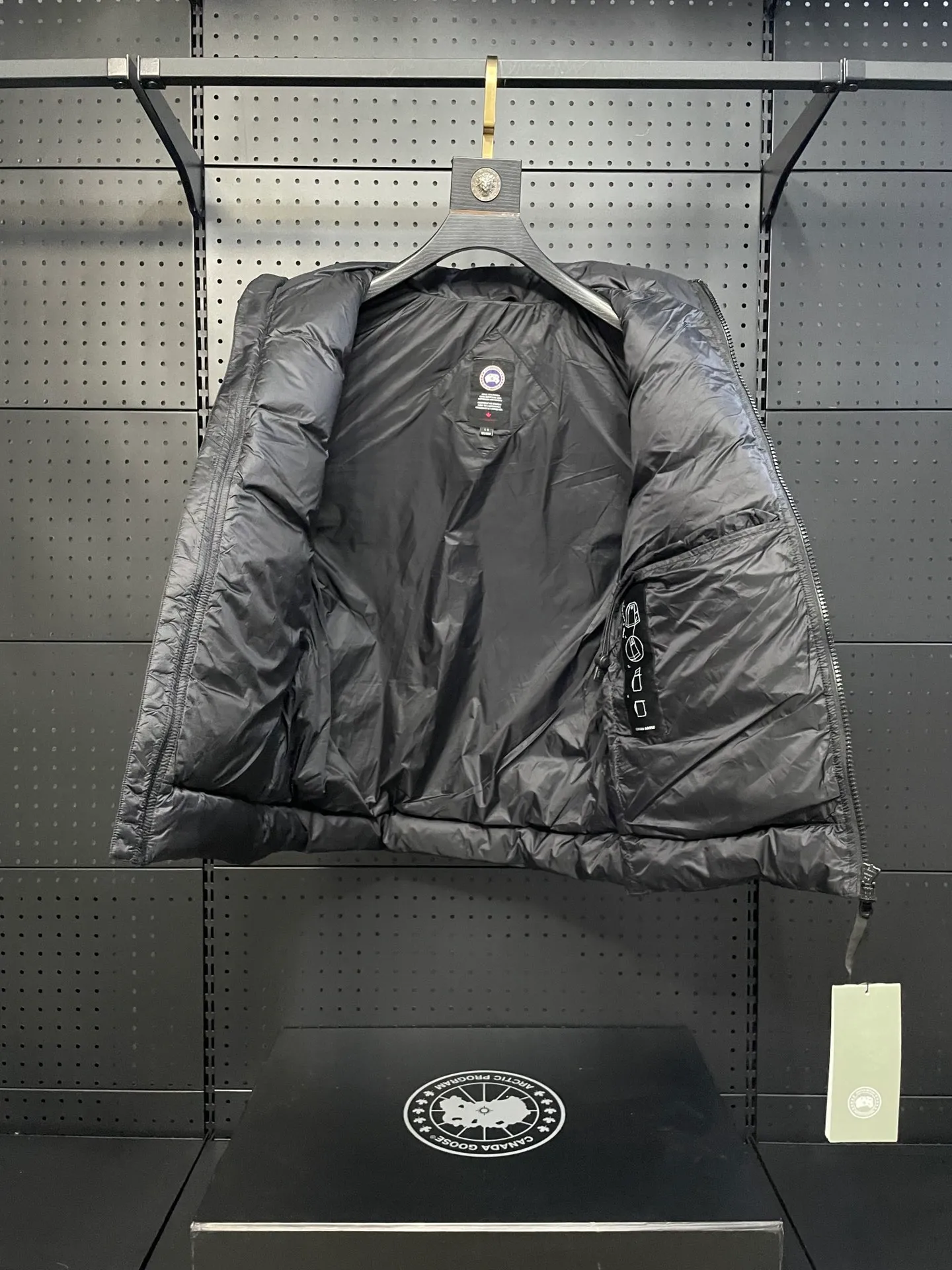 P560 Canadian brand CanadaGoose men's and women's CROFTON lightweight down vest 2229M DWR water-repellent treatment WindWall windproof fabric 700 fleece filling original mold opening details one to one production The upper body effect is stunning Exclusively available on the Xiaohongshu purchasing platform The highest version on the market Size: XS S M L XL XXL